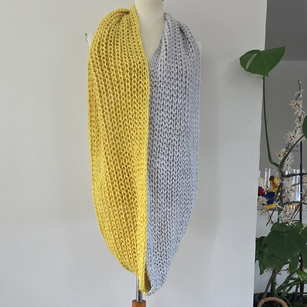 LOFT Yellow and Gray Knit Accessory